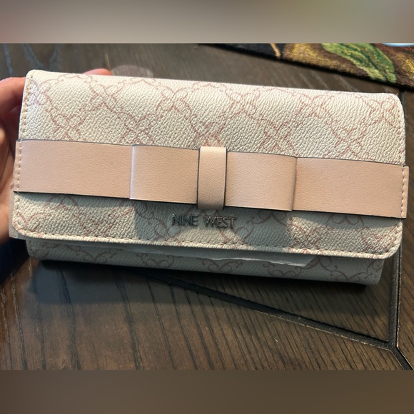 Nine West wallet cream with pink bow - Picture 1 of 4